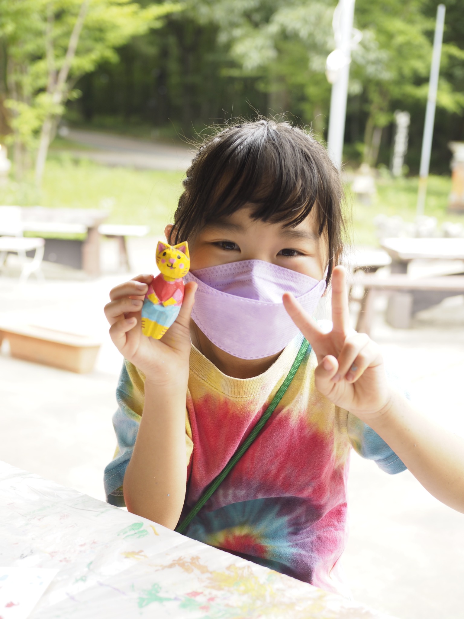 完成したおすわり人形を持つお子さま